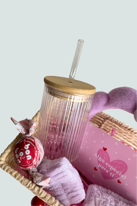 Canasta de Regalo con vaso de 12 oz y Dulces - Florita Bonita
