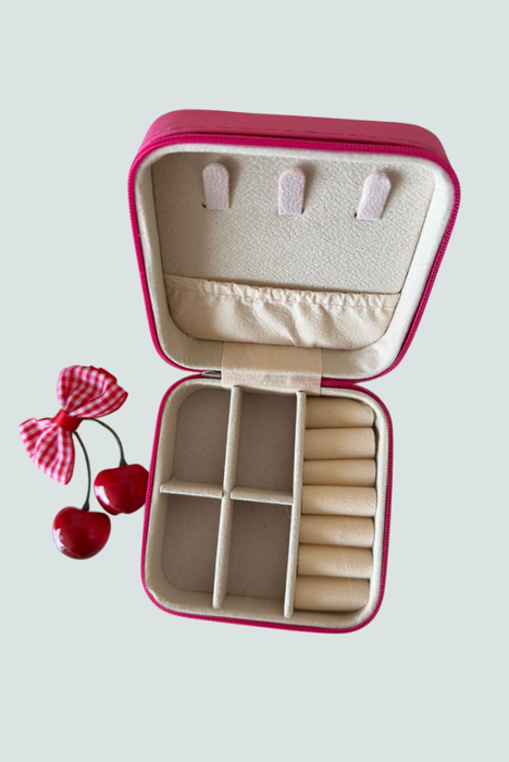 Interior del joyero fucsia con divisiones para joyas