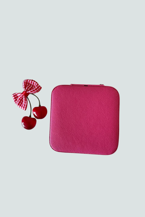Joyero fucsia con color vibrante y diseño moderno