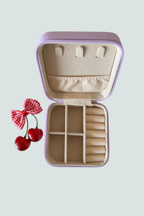 Interior del joyero lila con compartimentos para joyas