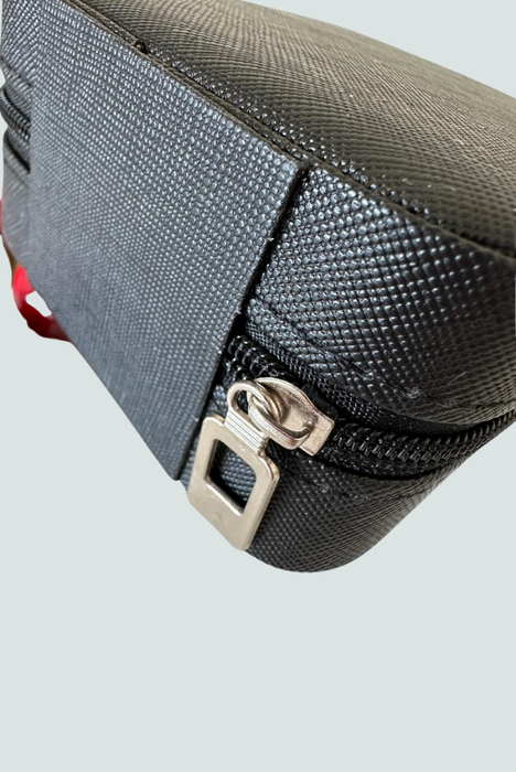 Detalle del cierre metálico del joyero negro Florita Bonita