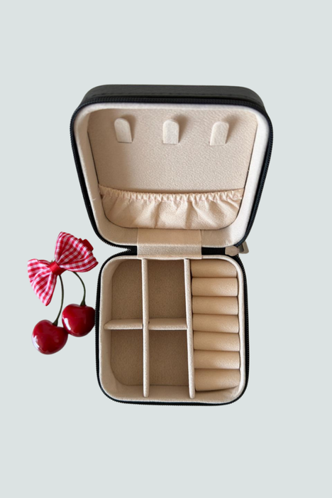 Joyero negro abierto con compartimentos para joyas y accesorios