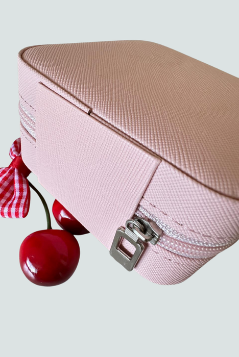 Cierre del joyero rosa con acabado metálico brillante