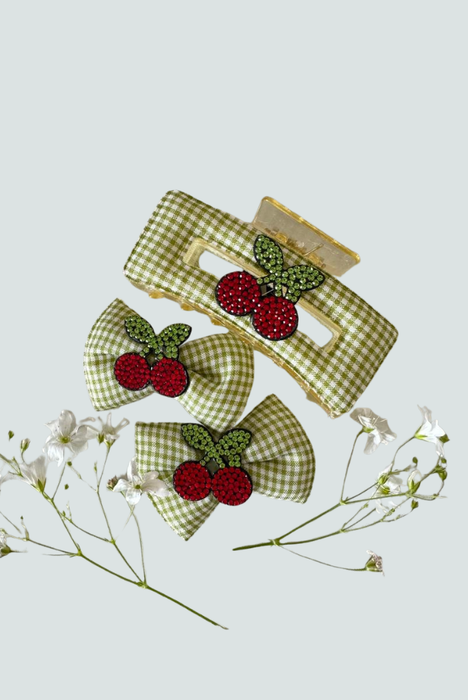 Pinza para el cabello con diseño de cerezas y lazo verde - Florita Bonita