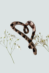 Pinza para el cabello con forma de corazón color claro estilo animal print - Florita Bonita