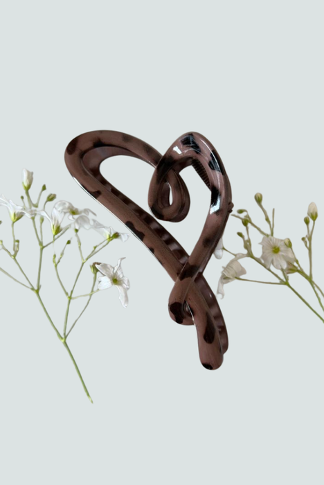 Pinza para el cabello con forma de corazón color oscuro estilo animal print - Florita Bonita