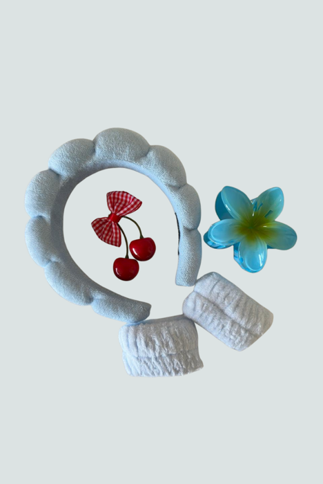 Vincha celeste suave para rutina de belleza y skincare